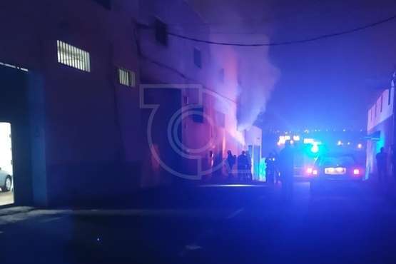  Incendio en una carpintería de la zona industrial de Lomo la Francia (Telde)/TA.